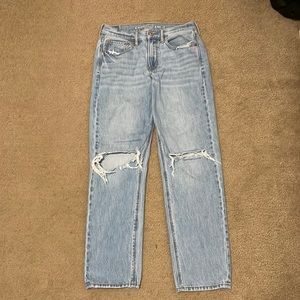 American Eagle light washed, 90s straight legged jeans